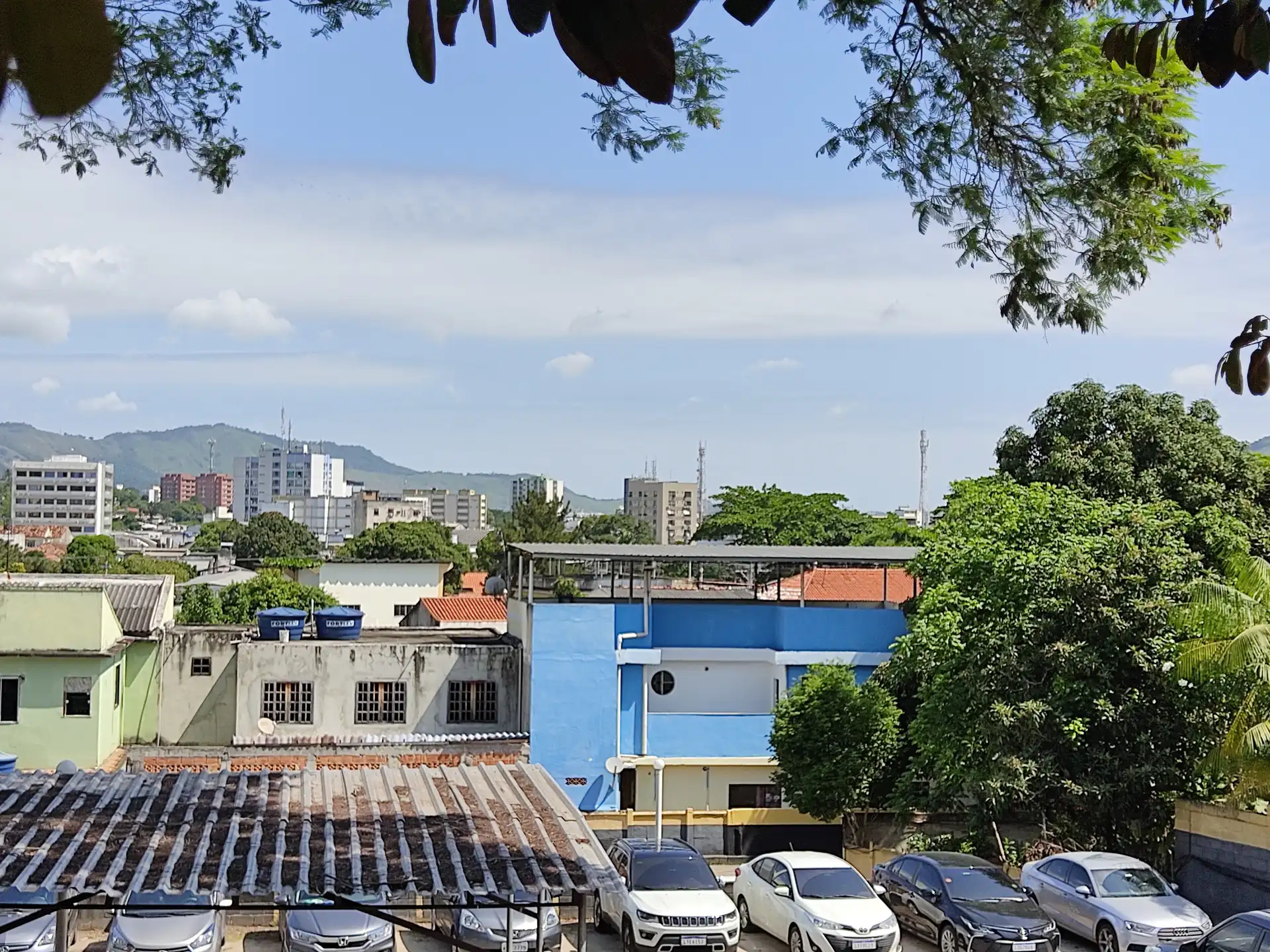 Vista de Campo Grande, na Zona Oeste do Rio de Janeiro, com as montanhas ao fundo