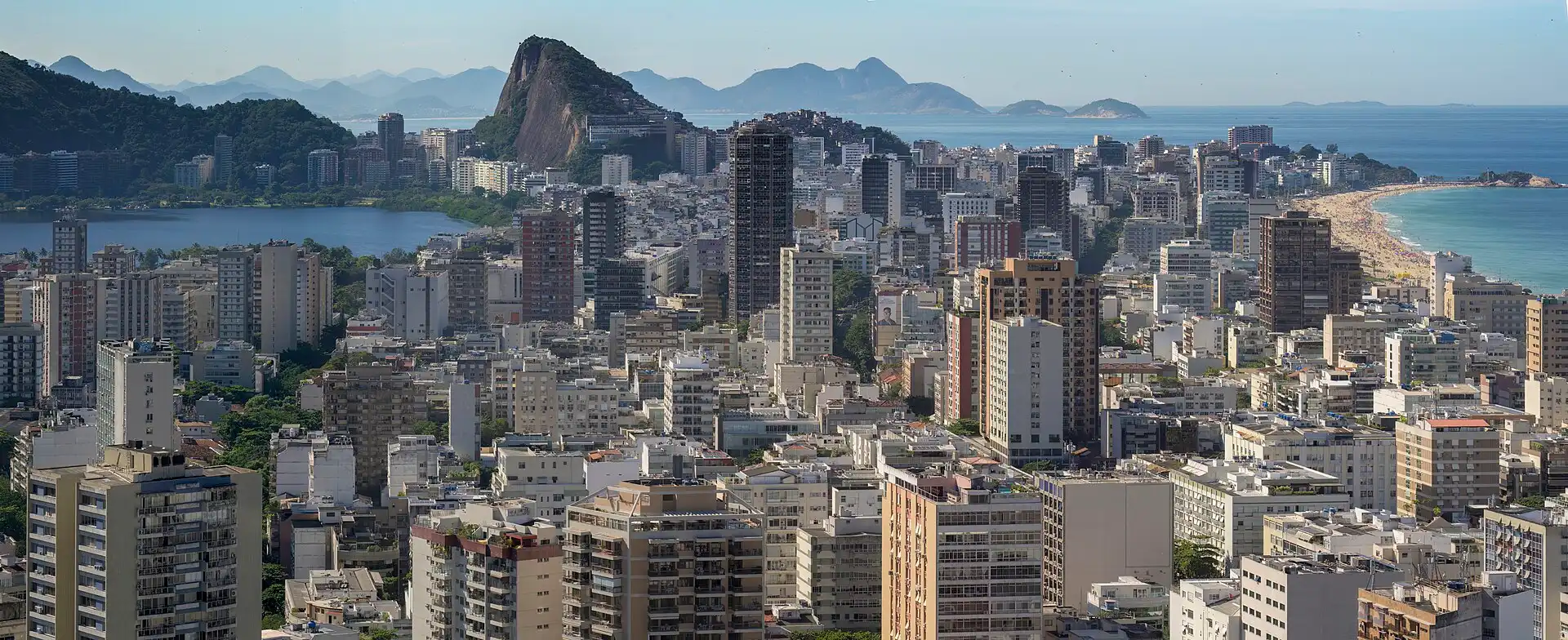 Vista aérea da zona sul do Rio de Janeiro, com a Lagoa Rodrigo de Freitas e a praia, onde a Klini Saúde atende