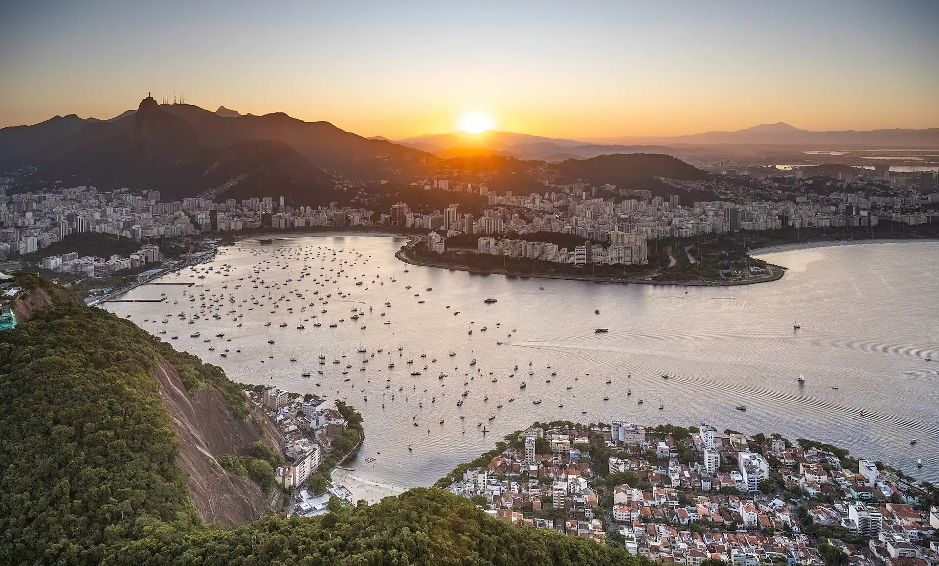 Pôr do sol sobre a enseada de Botafogo e o Cristo Redentor, visto do Pão de Açúcar, no Rio de Janeiro — região atendida pelo Klini 600