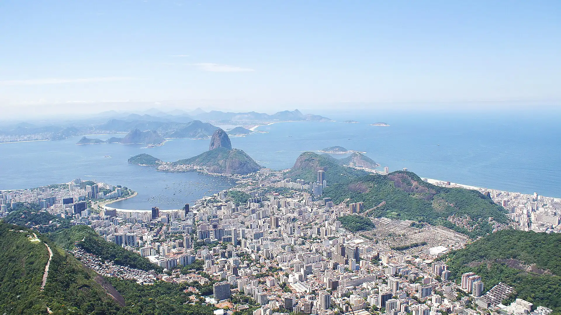 Vista do Corcovado sobre Botafogo, o Pão de Açúcar e a Baía de Guanabara, com Niterói ao fundo — região atendida pelo Klini 400