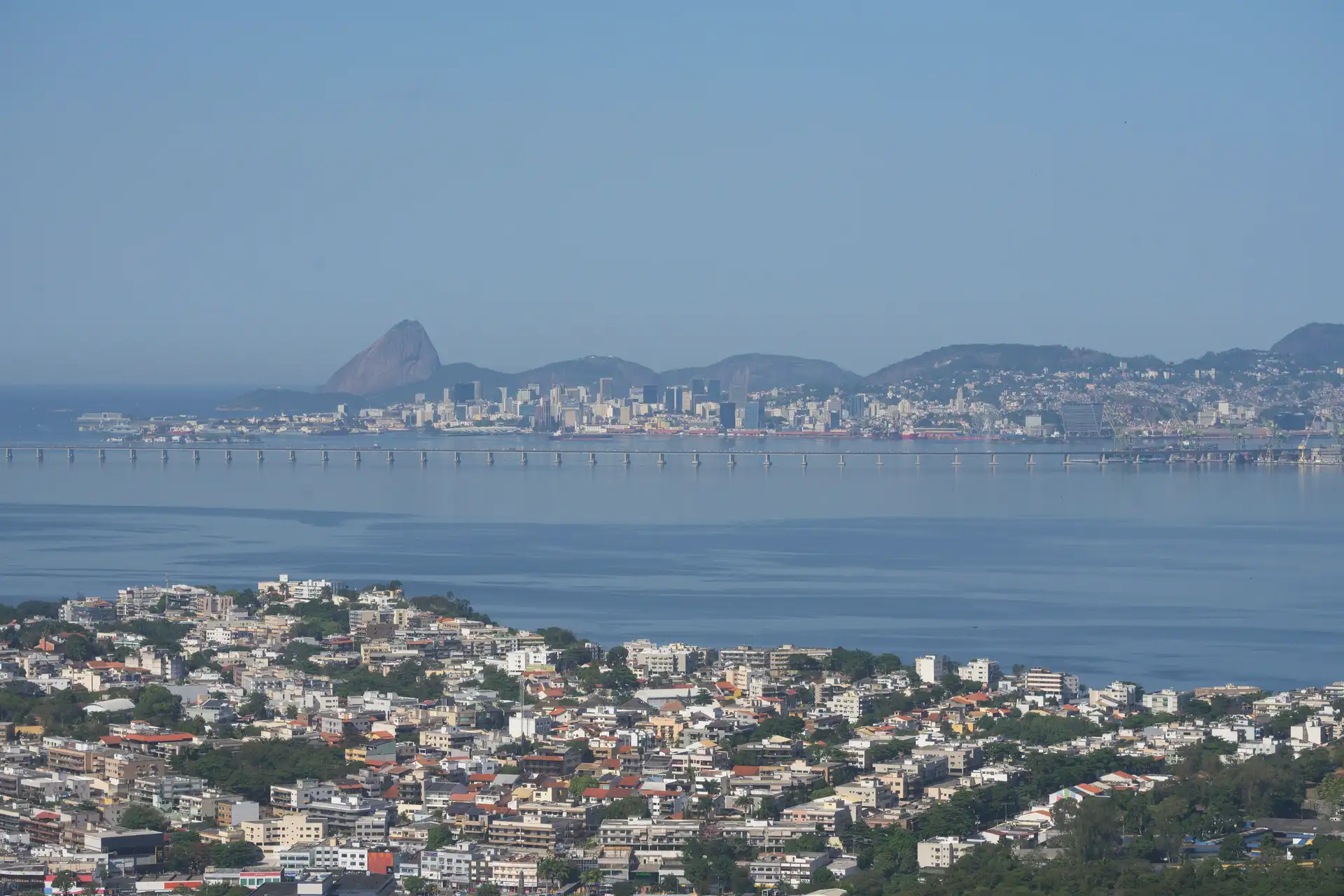 O Rio de Janeiro visto de Niterói, do outro lado da Baía de Guanabara, com a Ponte Rio-Niterói e o Pão de Açúcar — região atendida pelos planos Klini Saúde