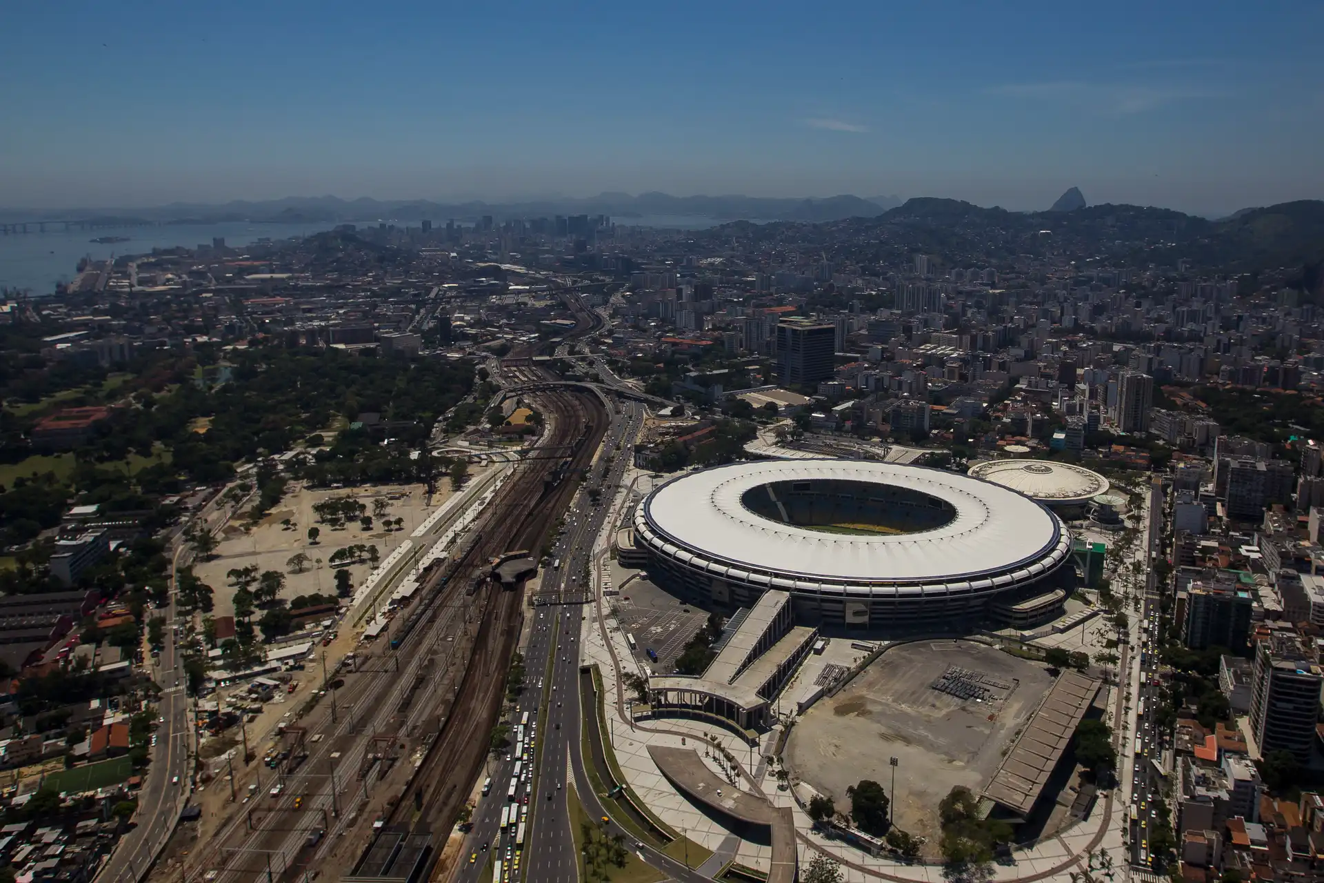 Vista aérea da Zona Norte do Rio de Janeiro, com o Maracanã, a Baía de Guanabara e o Pão de Açúcar ao fundo — cidade onde fica a rede credenciada Klini Saúde